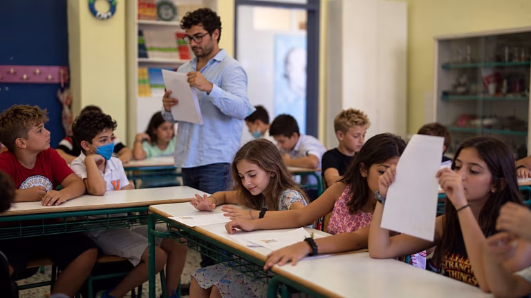 Certificados sin conocimientos: intervención europea sobre la competencia lingüística en Grecia