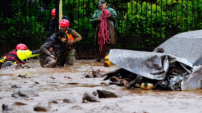 Chile: inundaciones en Santiago convierten calles en ríos y Kast decreta estado de catástrofe
