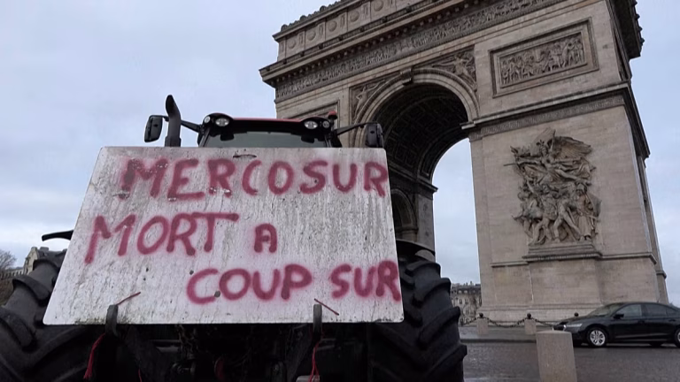 Cientos de agricultores protestan en París contra el pacto UE-Mercosur y por las importaciones