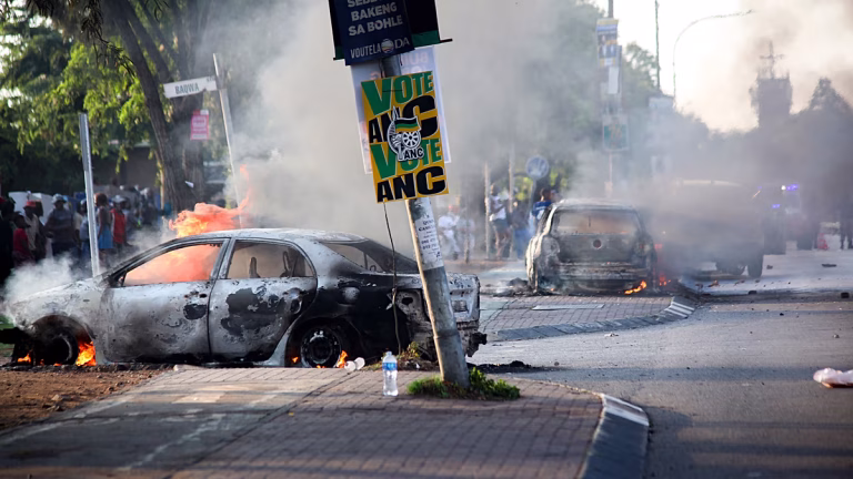 Coches incendiados y tiendas saqueadas en protestas antiinmigración en Sudáfrica