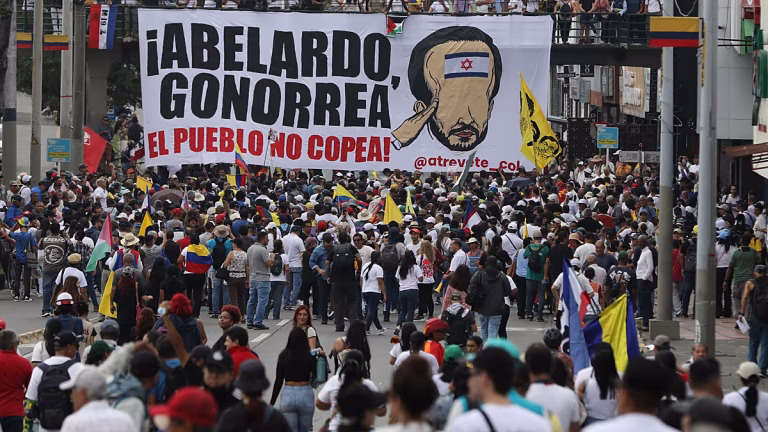 Colombia vive su primera gran movilización contra las políticas de Abelardo De la Espriella