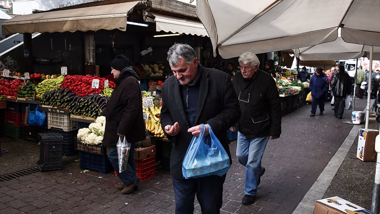 ¿Comprar, ahorrar o esperar? Los expertos explican cómo afrontar la incertidumbre económica