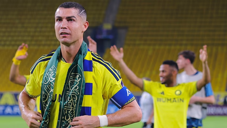 Cristiano Ronaldo ondea la bandera saudí y besa su emblema tras una alerta por misil