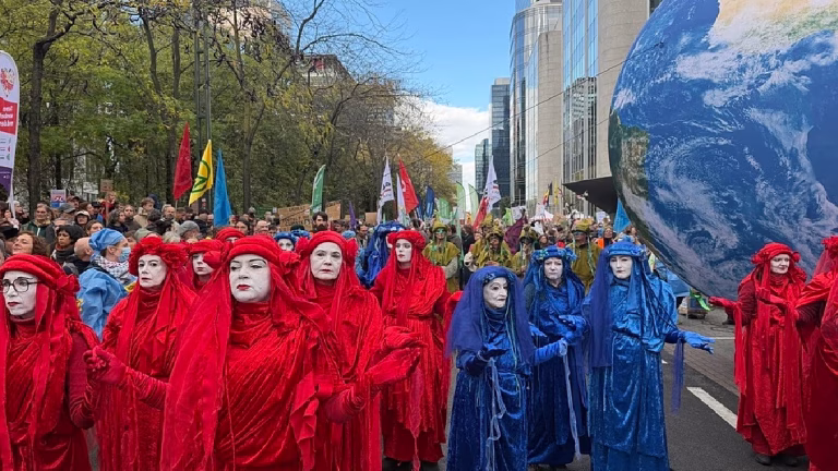 Decenas de miles de personas en Bruselas reclaman a la UE una acción climática más firme