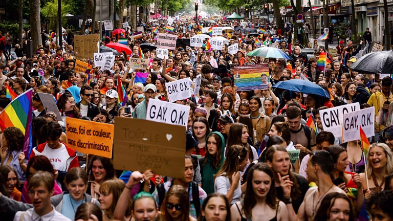 Decenas de miles de personas salen a las calles de París para la marcha del Orgullo