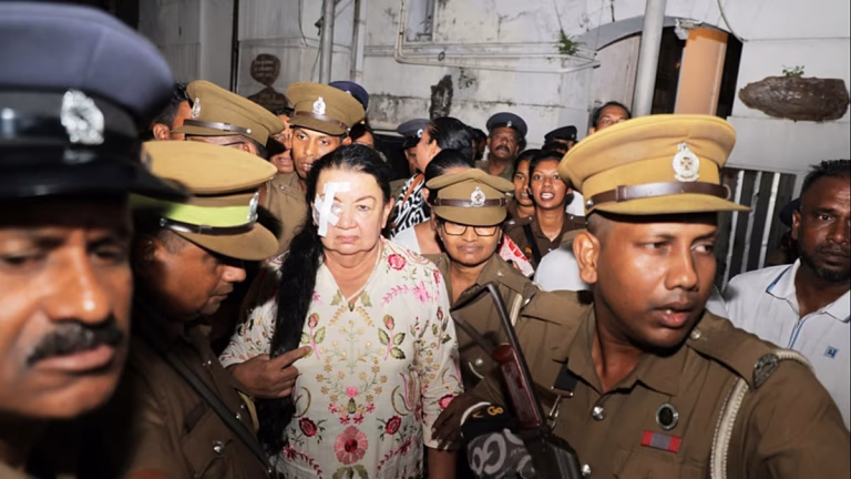 Detenida la esposa del poderoso expresidente de Sri Lanka por el presunto uso indebido de donaciones