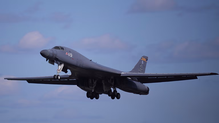 EE.UU. retira sus bombarderos B-1 de una base británica bajo investigación antiterrorista