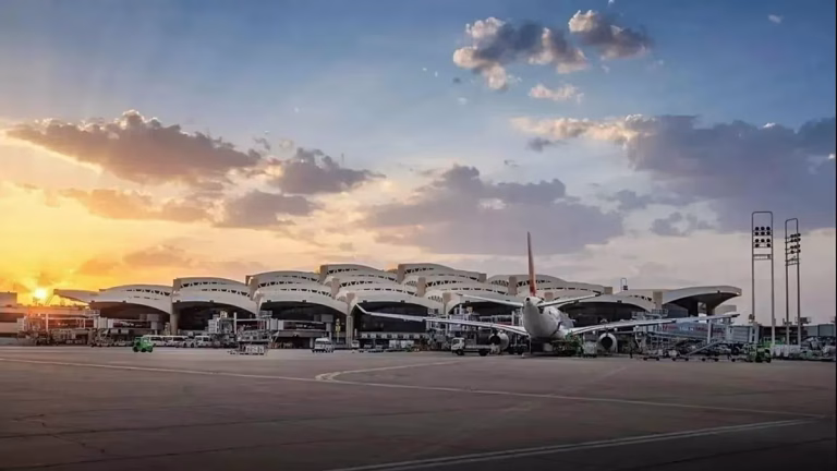 El aeropuerto de Riad cierra tras el ataque y Trump ve posible el apoyo de EE.UU. a Arabia Saudí en Yemen