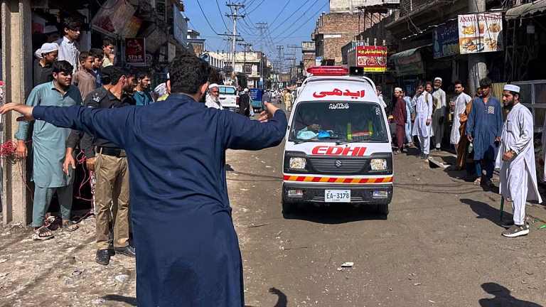 El derrumbe del tejado de una escuela en Pakistán causa 18 muertos y decenas de heridos en Peshawar