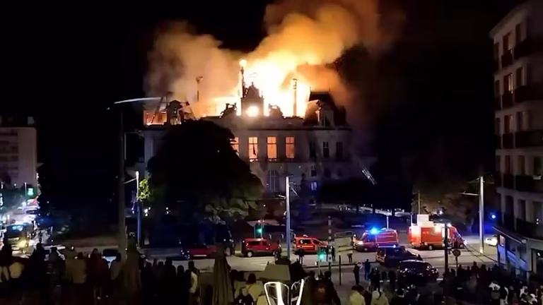 El histórico Ayuntamiento de Limoges arde en las protestas de Francia
