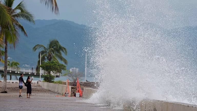 El huracán Simon deja 1 muerto en México y provoca inundaciones en la costa del Pacífico