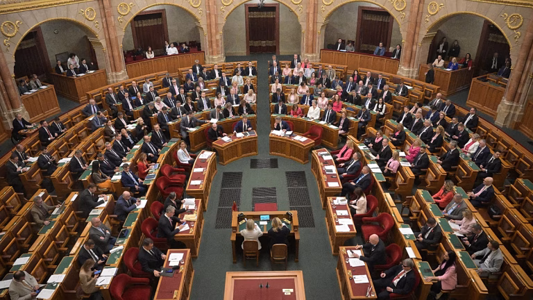 El Parlamento húngaro deroga las leyes anti LGTBI de la era Orbán