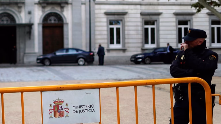 El Supremo mantiene la suspensión del voto de los nacionalizados por la ley de nietos para el 29N