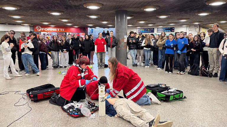 En Hungría, jóvenes voluntarios enseñan técnicas de reanimación dentro del metro