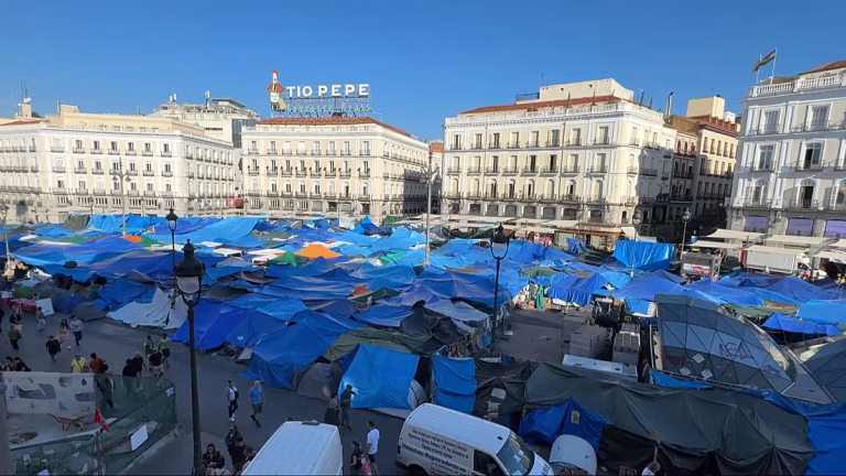 Entre lágrimas, abrazos y lucha por la vivienda: los acampados de Sol resisten tras 2 semanas de protesta