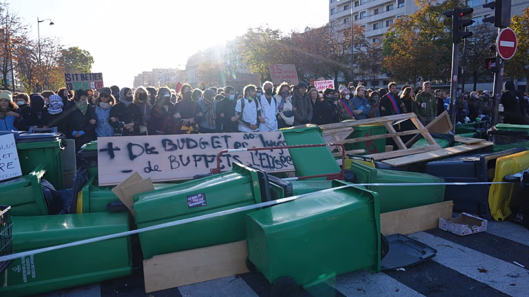 Estudiantes franceses se enfrentan a la policía en nuevas protestas escolares