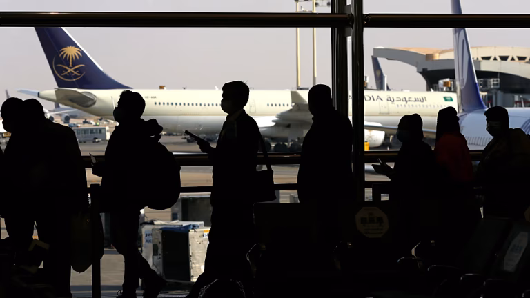 Evacuaciones y heridos en el aeropuerto de Riad tras otro presunto ataque hutí