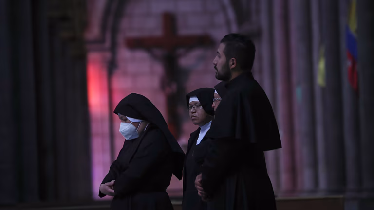 Fallece en plena misa un sacerdote en Guayaquil tras derrumbarse la cruz de su iglesia