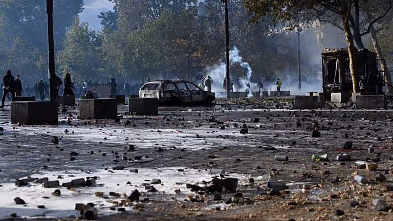 Francia, conmocionada tras un día de caos al margen de protestas masivas contra la carestía