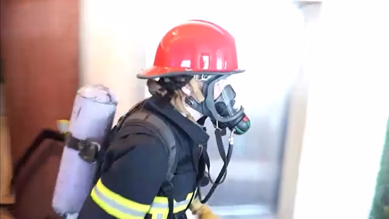 Impresionante carrera de bomberos subiendo por las 420 escaleras de la torre de TV de Pécs en Hungría