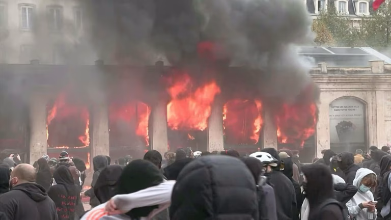 Incendian oficina de turismo durante protestas por el coste de la vida en Lyon