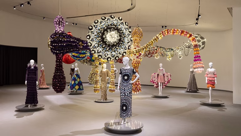 Joana Vasconcelos fusiona arte y alta costura en una exposición en Lisboa dedicada a Valentino