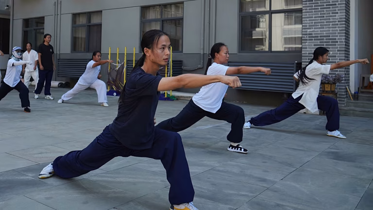 Jóvenes artistas marciales se forman en las antiguas escuelas de montaña de China