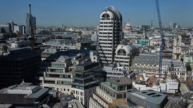 La economía británica crece contra pronóstico pese al menor consumo