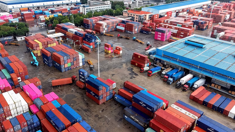 La economía de China crece un 4,5% por las exportaciones mientras persiste la debilidad interna