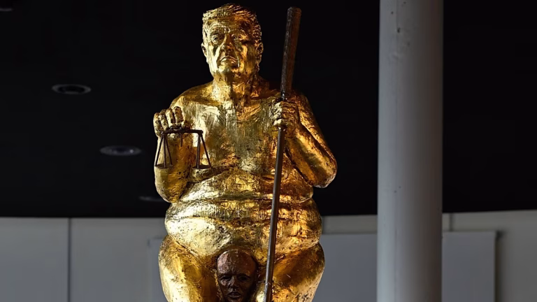 La estatua desnuda de Trump, ‘La plaga naranja’, llega al Parlamento Europeo de Estrasburgo