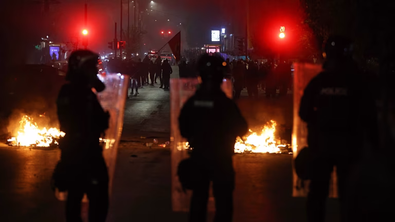 La Policía kosovar reprime protestas ante el Parlamento contra el Tribunal Especial de Kosovo