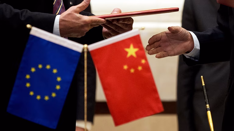 La UE y China pactan sobre coches mientras Bruselas busca reequilibrar el comercio