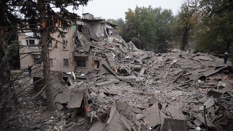 Los bombardeos rusos nocturnos dejan 8 muertos en Ucrania, entre ellos 3 niños