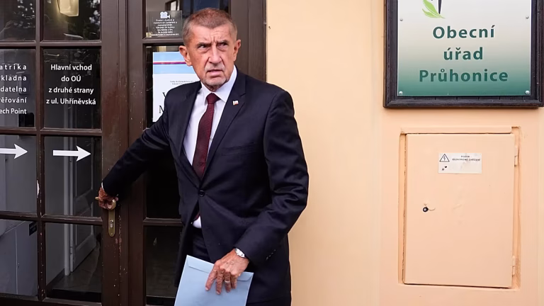 Los checos acuden a las urnas para sus elecciones locales y las del Senado