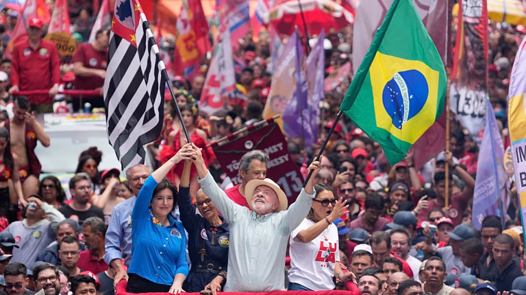 Lula y Flávio Bolsonaro cierran sus campañas en la víspera de unas elecciones muy igualadas