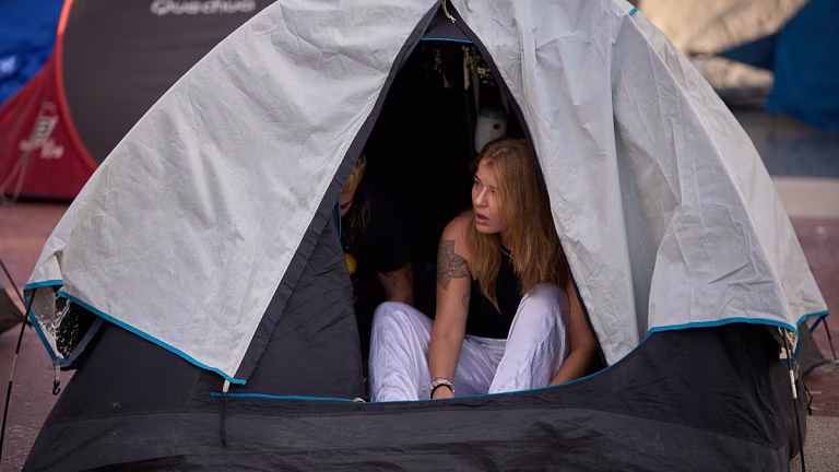Manifestantes de Madrid hacen sonar cacerolas para exigir medidas ante la crisis de vivienda