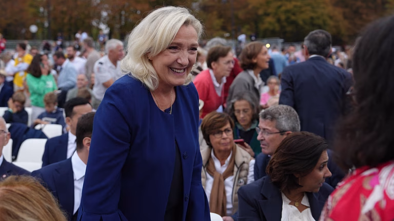 Marine Le Pen alerta de una amenaza para la democracia y carga contra un poder macronista agotado