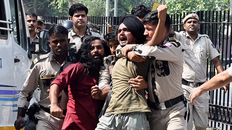 Miles de detenidos en Nueva Delhi en la represión policial del ‘movimiento cucaracha’