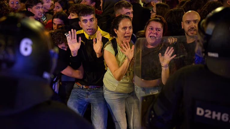 Miles de personas protestan en Barcelona contra los desahucios y la crisis de la vivienda