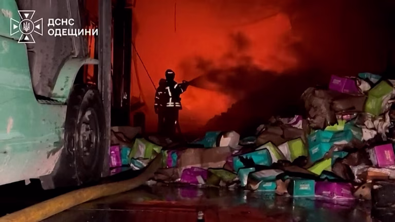 Misiles rusos provocan grandes incendios en fábricas de Odesa y Zaporiyia