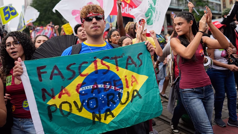 “No voto a quien vende Brasil”: Miles de estudiantes pro-Lula llenan Río de Janeiro
