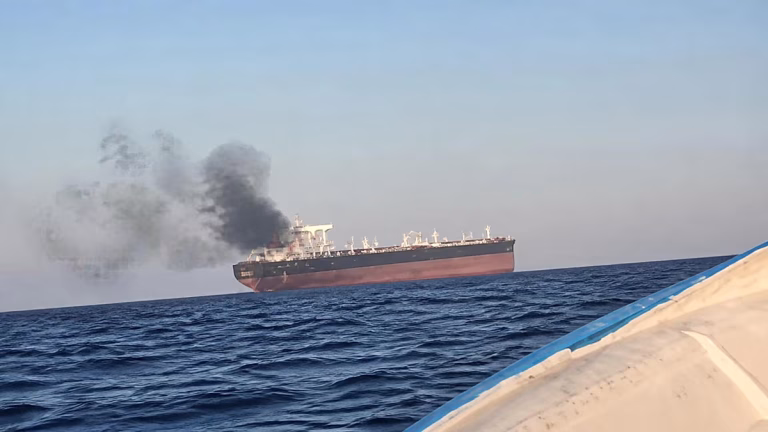 Otro petrolero se incendia cerca de Ormuz después de que se hundieran 2 cargueros en los ataques