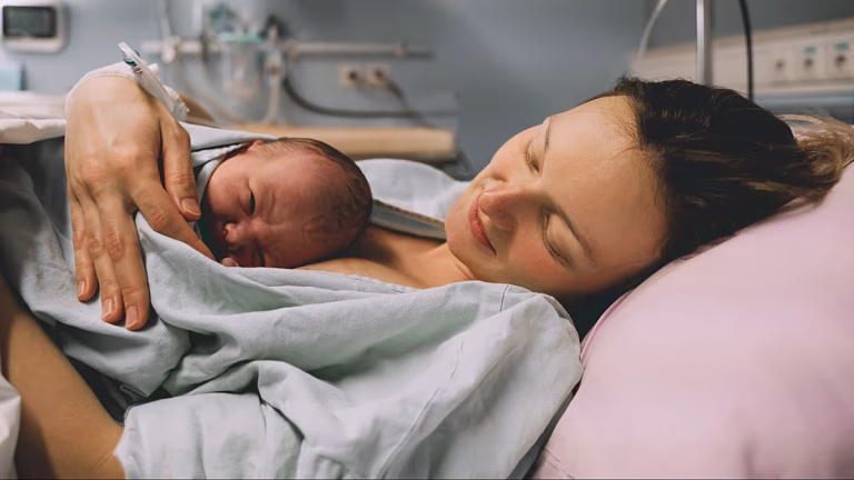 Parlamento portugués da luz verde a la ampliación del permiso parental: qué cambia