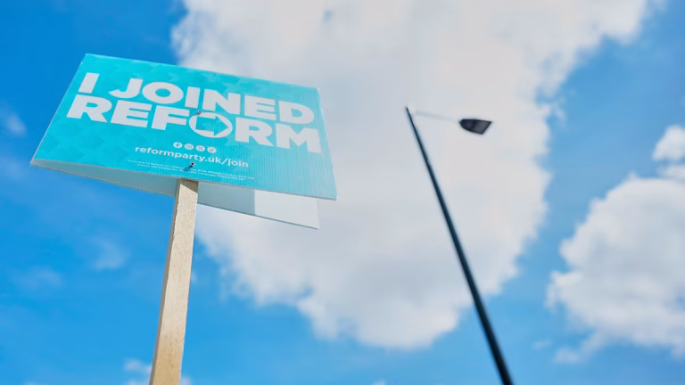 Reform UK, sacudido por un nuevo escándalo tras filtrarse comentarios racistas de sus miembros