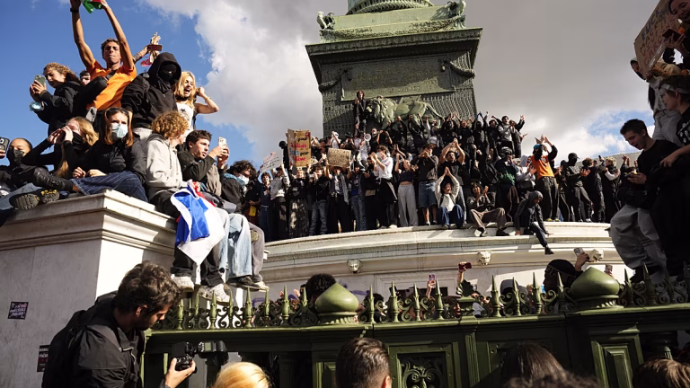 Revuelta adolescente o revolución: las protestas estudiantiles que amenazan la carrera presidencial francesa