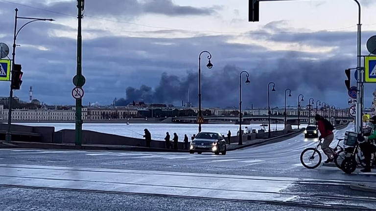 Rusia: grandes llamas y humo sobre San Petersburgo tras ataques con drones