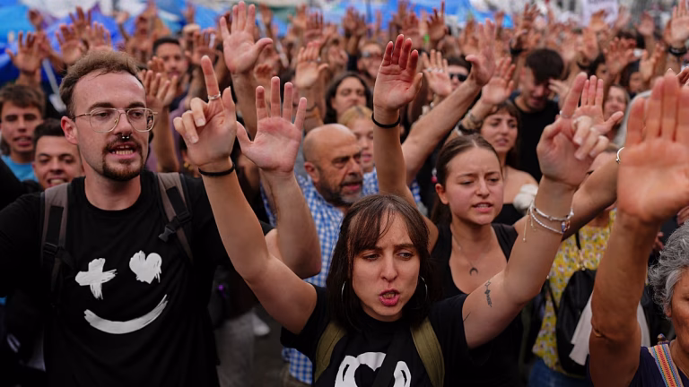 Sánchez abre un periodo de reflexión para un adelanto electoral mientras manifestantes reclaman huelga general
