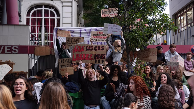 Tercera jornada de movilizaciones estudiantiles en Francia: 891 centros educativos suspenden las clases