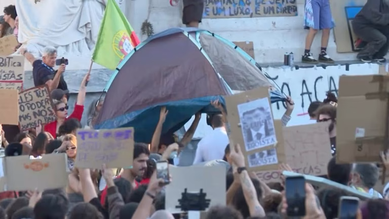 Tiendas de campaña llenan una plaza de Lisboa por la crisis de vivienda en Portugal