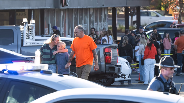 Tiroteo en un colegio de Oregon deja 4 muertos entre ellos 3 niños de 5 a 11 años